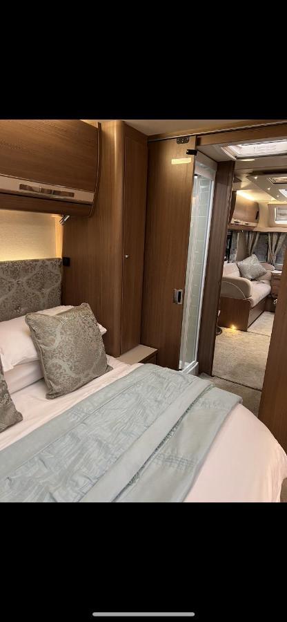Self Contained Holiday Home Caravan Коршем Екстер'єр фото
