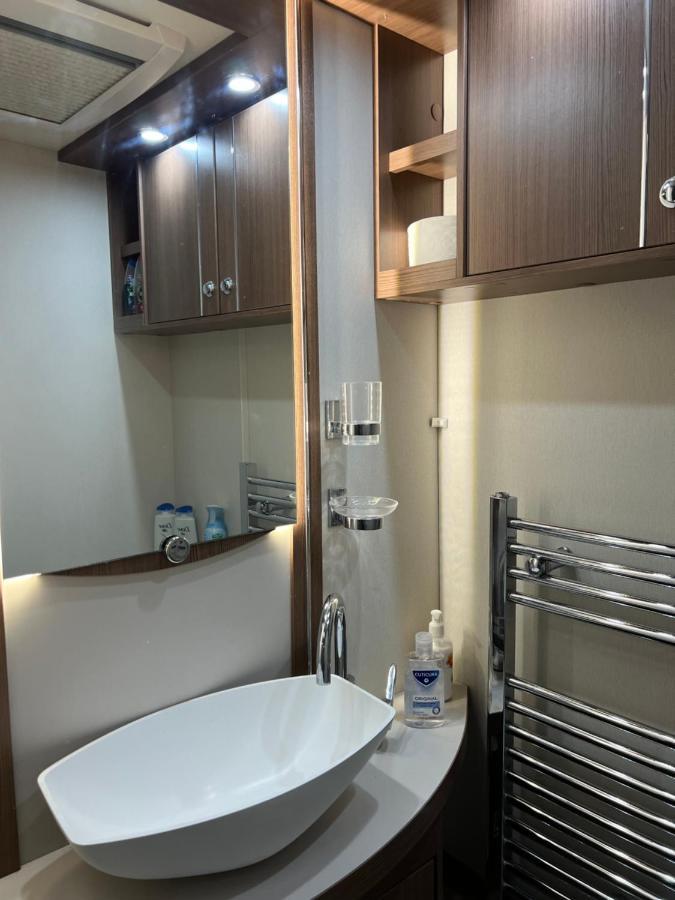 Self Contained Holiday Home Caravan Коршем Екстер'єр фото