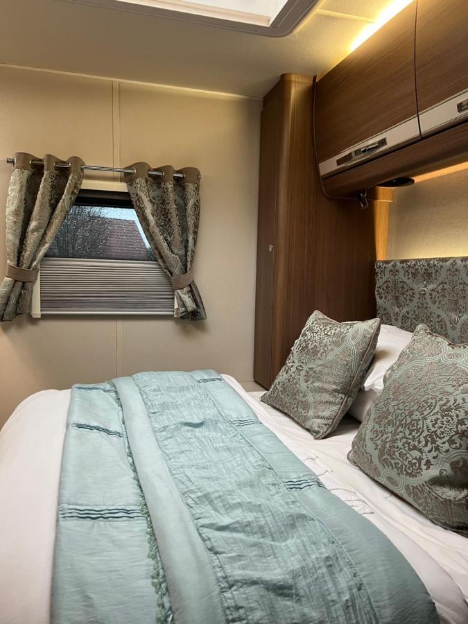 Self Contained Holiday Home Caravan Коршем Екстер'єр фото